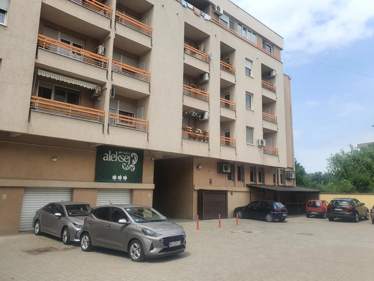 Ferienwohnung Adriana 64 - Besplatan Privatni Parking Novi Sad Exterior foto